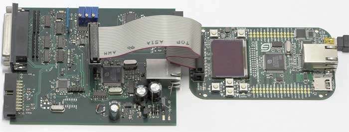 Výsledný prototyp používající LM3S6911 jako hlavní procesor a C8051F206 pro řízení AD převodu spolu s vývojovou deskou sloužící jako JTAG debugger